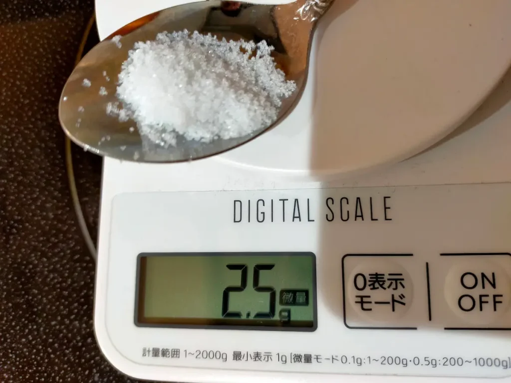 デジタルスケールで計量した食塩2.5g（スプーンにのせた様子）