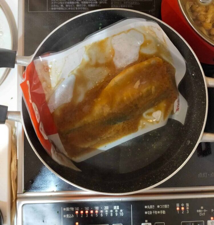 わんまいるのサバの味噌煮を湯せんで解凍している様子